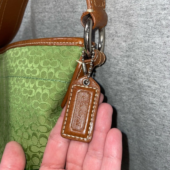 💚 Beautiful vintage coach purse in light green 💚 great condition. 8x10 in - Picture 2 of 5